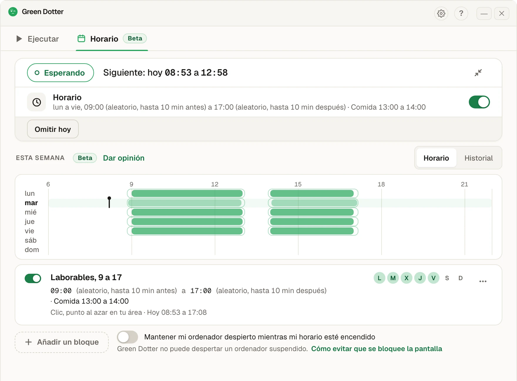 La pestaña «Horario» de Green Dotter. Estado «Esperando», próxima ejecución hoy de 08:53 a 12:58. Un horario de lunes a viernes, de 09:00 a 17:00, con inicio aleatorio hasta 10 minutos antes y parada hasta 10 minutos después, pausa para comer de 13:00 a 14:00. Debajo, una tira de la semana con barras verdes cada día laborable y un hueco a mediodía.